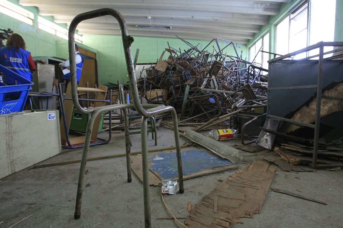 PDH en verificación de escuela Cayetano Francos y Monroy en la zona 1. (Foto Prensa Libre: CArlos Hernández)