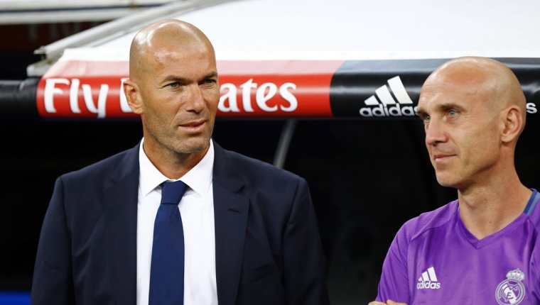 Zinedine Zidane (i), entrenador francés del Real Madrid, tiene dificultades para armar su once inicial en el duelo contra la Real Sociedad (Foto Prensa Libre: EFE)