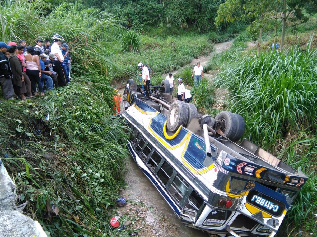 El autobús cayó a una hondonada de unos 30 metros y reportan 25 personas heridas. (Foto Prensa Libre: Estuardo Paredes)