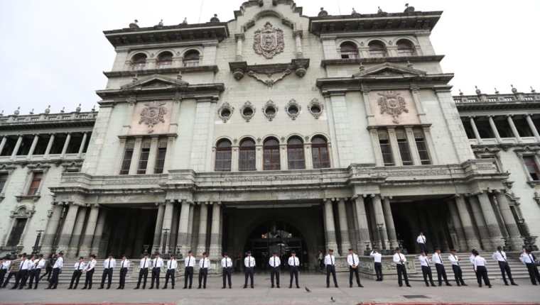 El Palacio Nacional es uno de los objetivos de varios políticos, quienes lo intentan varias veces. (Foto Prensa LIbre: Hemeroteca PL)  