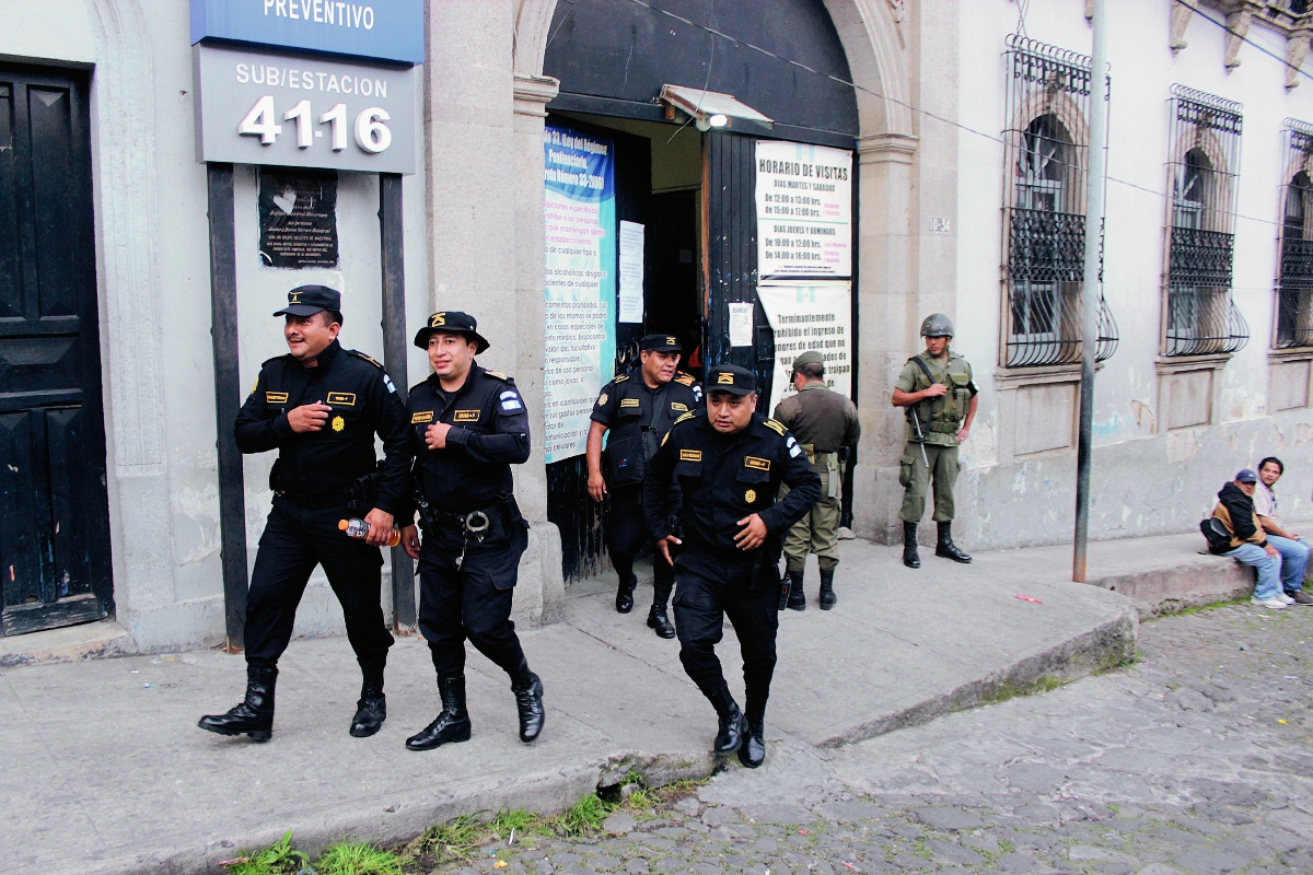 Cárcel para hombres de Quetzaltenango, donde se desarrolla la requisa. (Foto Prensa Libre: Carlos Ventura)