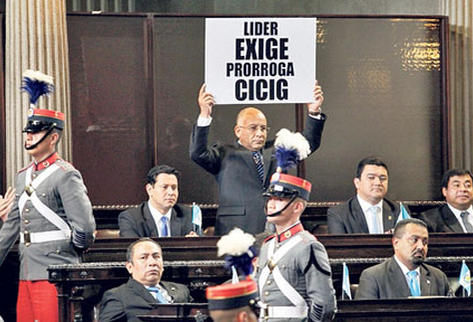 Durante el discurso del presidente del Congreso, Arístides Crespo, el diputado de Líder Luis Chávez mostró un cartel con el que pedía extender  el mandato de la Cicig.