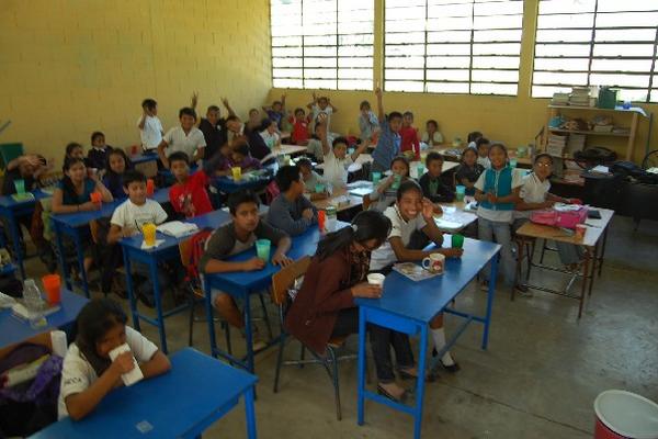 En  una misma aula reciben clases  60 niños de quinto y sexto primaria.