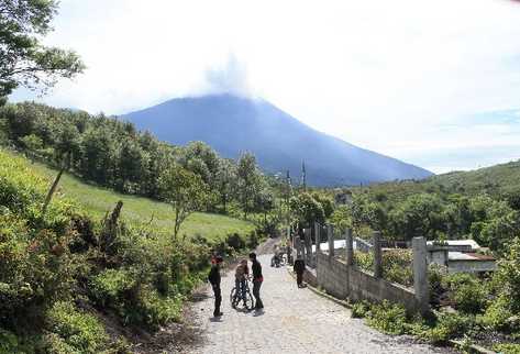 el volcán de Pacaya lanza una nube de cenizas, por lo que las autoridades se encuentran en alerta.