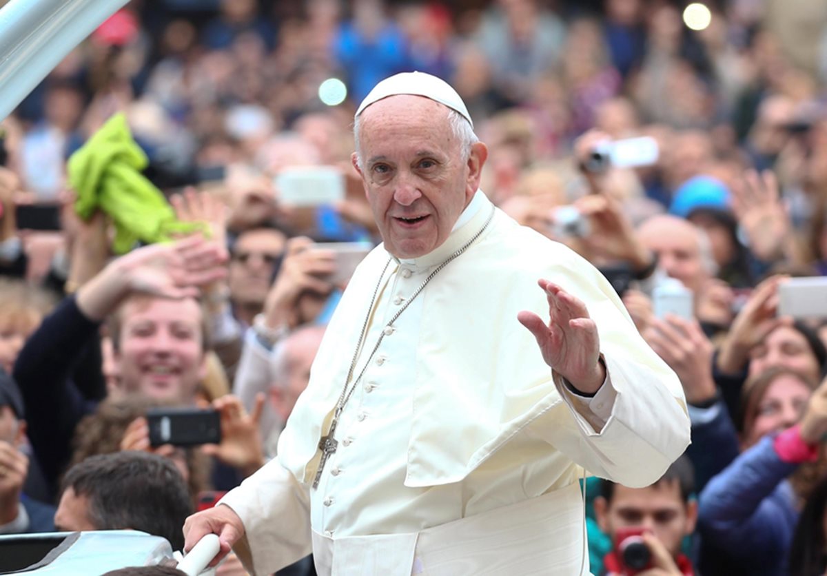 El Papa Francisco llega a bordo de su Popemóvil en la Plaza Mayor de Bolonia, Italia.(Foto Prensa Libre:AP).