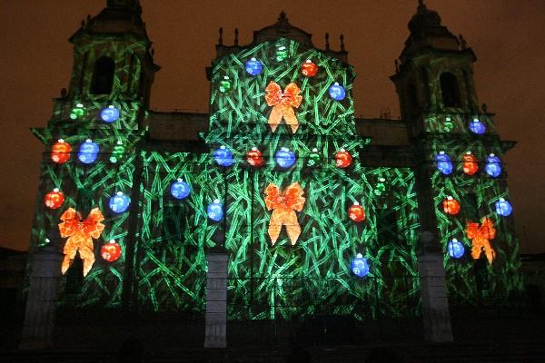 La proyección cubre completamente la fachada, a fin de imitar símbolos navideños.