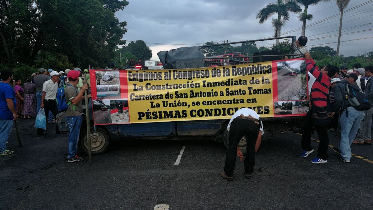 Vecinos y transportistas paralizaron el tránsito vehicular en el km 150 de la ruta Suroccidente. (Foto Prensa Libre: Cristian Soto)