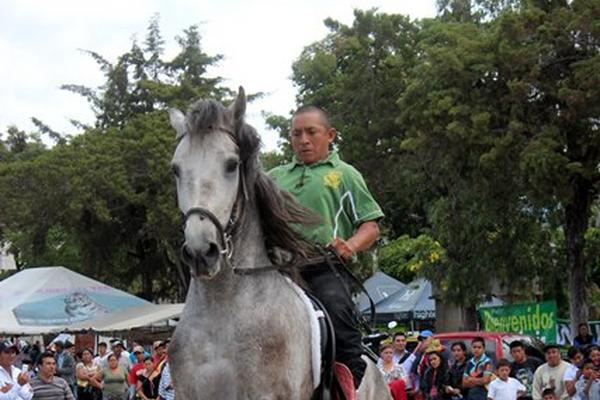 Un jinete muestra las destrezas de su montura durante desfile hípico por  el Día del Agrónomo, en Jalapa. (Foto Prensa Libre: Hugo Oliva)