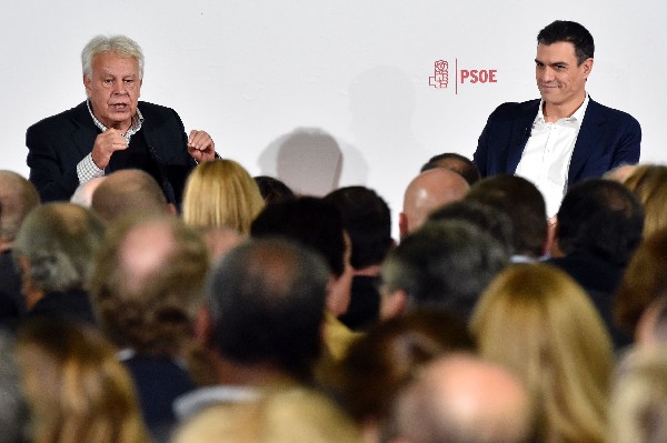 Pedro Sánchez (i) habla a la prensa junto al expresidente español Felipe González, en Madrid.(Foto Prensa Libre: EFE)