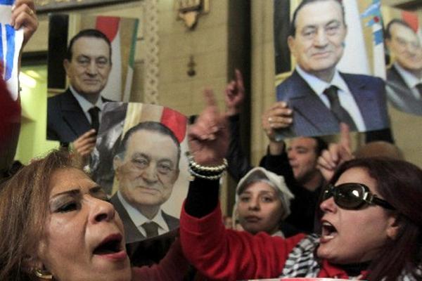 Varios egipcios protestaron luego de que la Fiscalía General ordenara trasladar a Mubarak a un centro hospitalario. (Foto Prensa Libre: EFE)