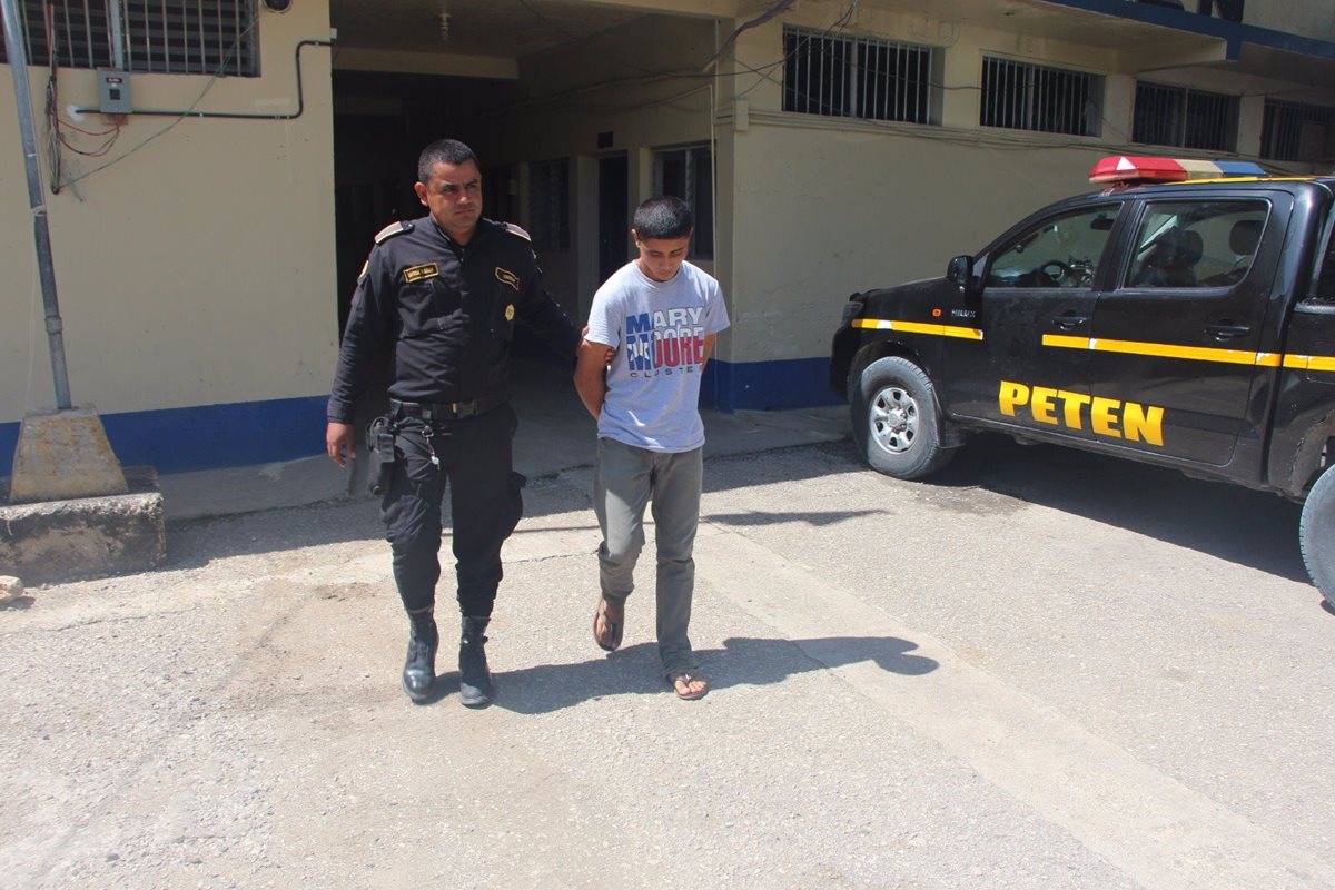 Jeffrey Joel Gudiel Campos es trasladado a un juzgado en Santa Elena, Flores, Petén. (Foto Prensa Libre: PNC)