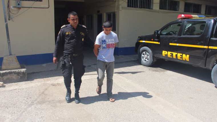 Jeffrey Joel Gudiel Campos es trasladado a un juzgado en Santa Elena, Flores, Petén. (Foto Prensa Libre: PNC)