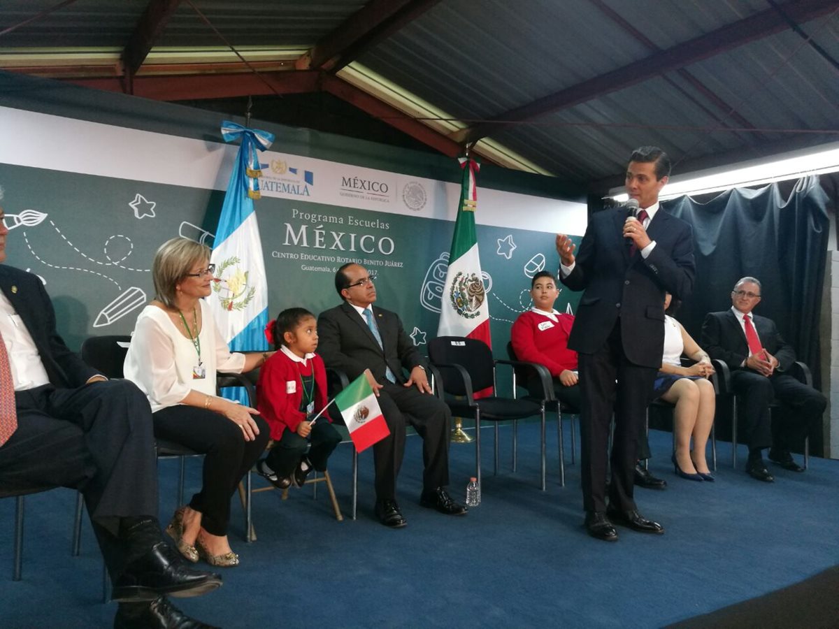 El discurso en la escuela Rotario Benito Juárez duró más de 20 minutos.