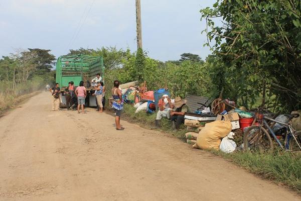 Los campesinos que habitan en una finca ganadera en Escuintla fueron desalojados este jueves. (Foto Prensa Libre: Enrique Paredes)<br _mce_bogus="1"/>