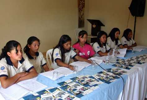 Estudiantes exponen   investigación hecha en comunidades sobre derechos reproductivos.