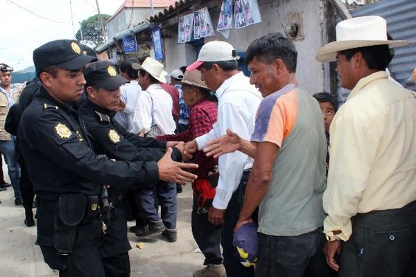 Pobladores de San Bartolomé Jocotenango extienden la mano a los agentes.