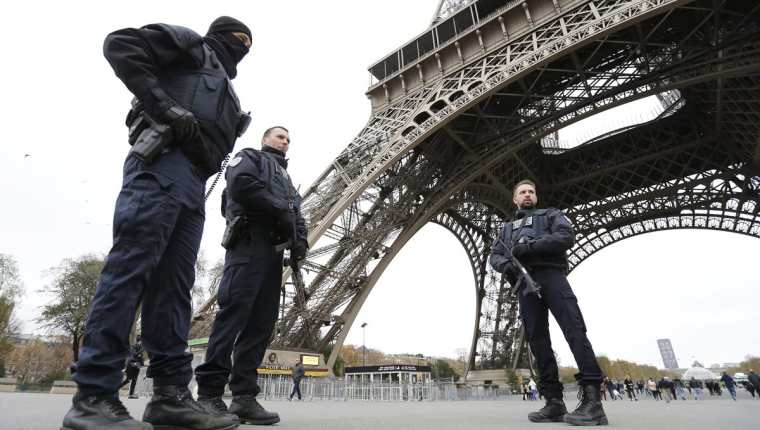 Un amplio despliegue policial resguarda lugares públicos en Francia. (Foto Prensa Libre: EFE)