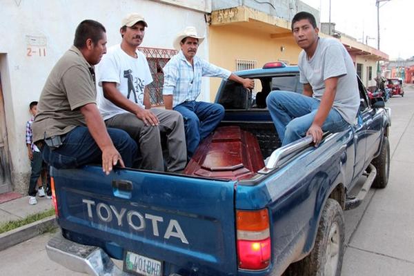 Familiares trasladan el cadáver de la víctima. (Foto Prensa Libre: Hugo Oliva)