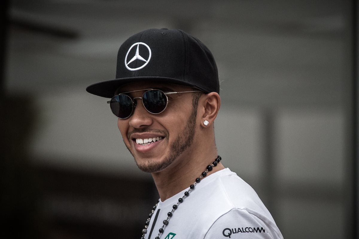 El piloto de Mercedes, Lewis Hamilton se encuentra motivado previo al GP de Singapur. (Foto Prensa Libre: AFP)