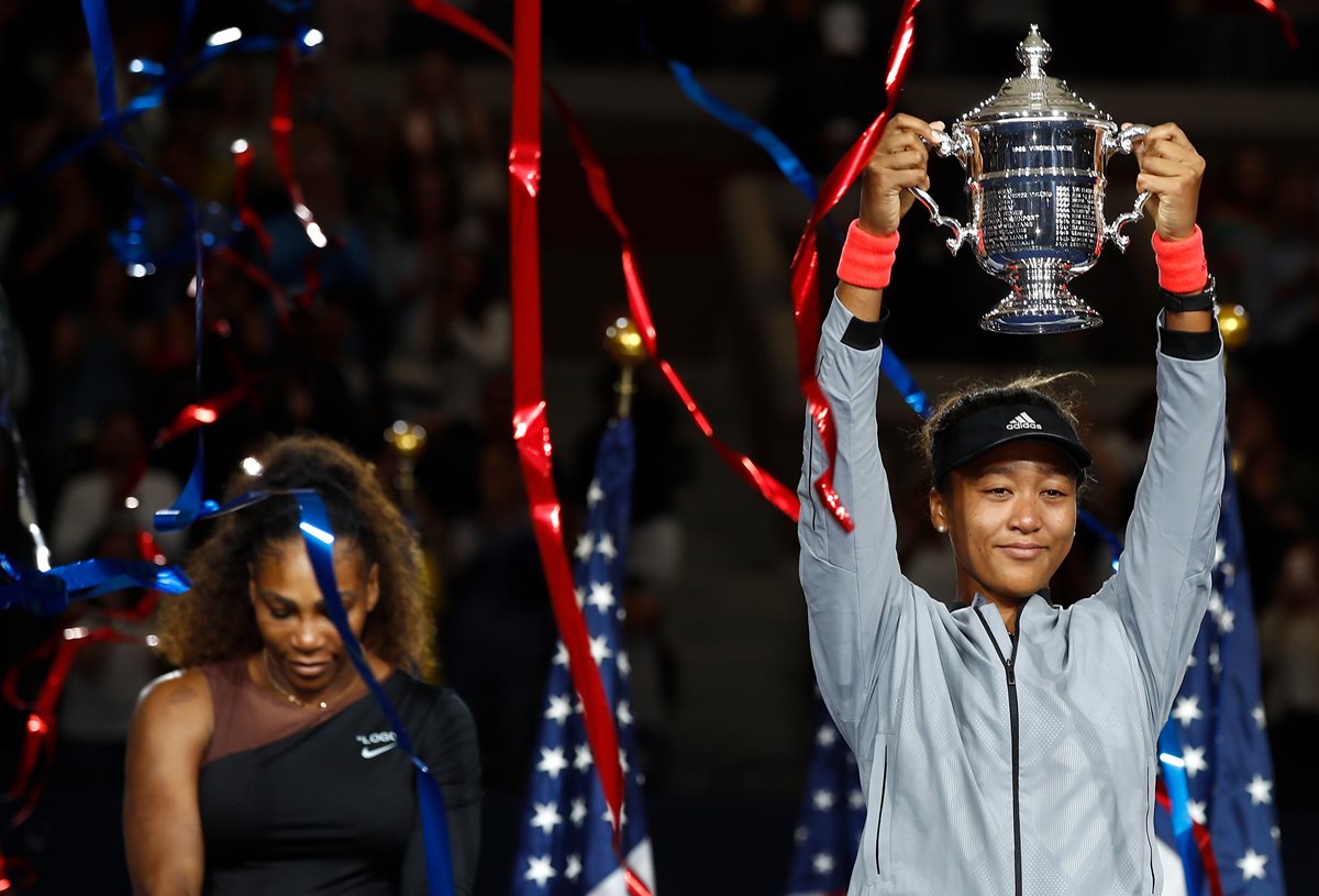 Naomi Osaka consiguió una victoria histórica frente a Serena Williams. (Foto Prensa Libre: AFP)