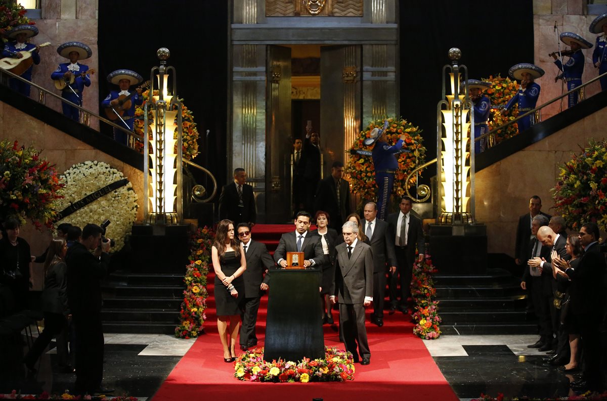Iván Aguilera, hijo de Juan Gabriel, depositó las cenizas de su padre en el Palacio de Bellas Artes en Ciudad de México. (Foto Prensa Libre: AP)