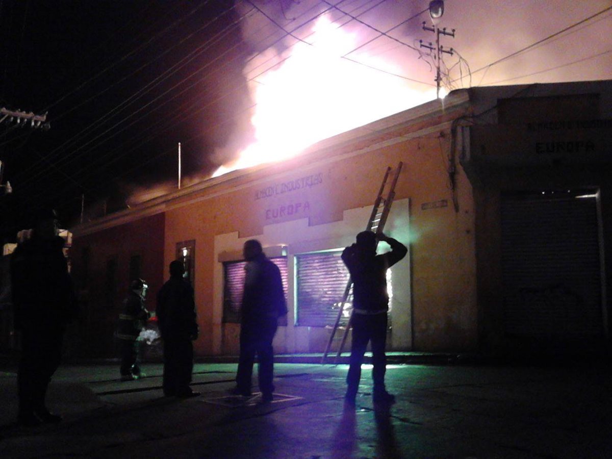 Para apagar el incendio trabajaron 22 bomberos y se necesitaron seis motobombas. (Foto Prensa Libre: Hemeroteca PL)