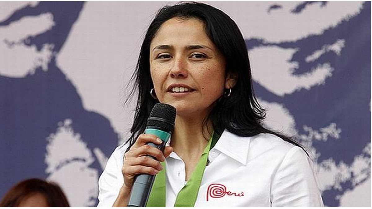 Nadine Heredia (c)se le impide salir del Perú por presunto lavado de activos. (Foto Prensa Libre: EFE)