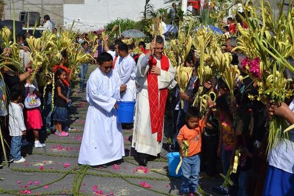 Fieles católicos participan en la dramatización de la entrada de Jesús a Jerusalén, este Domingo de Ramos en Sanarate. (Foto Prensa Libre: Hugo Oliva)