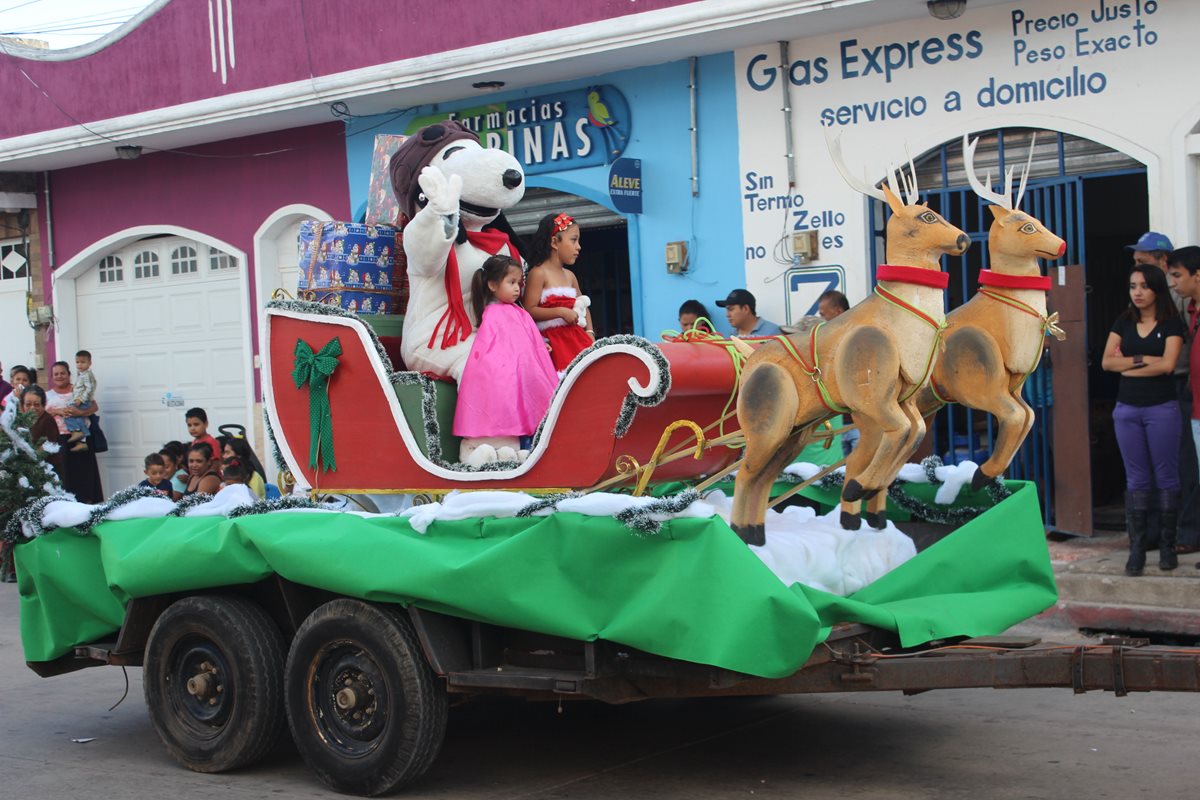 Dos niñas participan en desfile navideño en la cabecera de Jutiapa. (Foto Prensa Libre: Óscar González)
