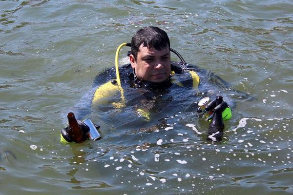 Personal experimentado retirará desechos del lecho del lago. (Foto Prensa Libre: Edwin Perdomo)