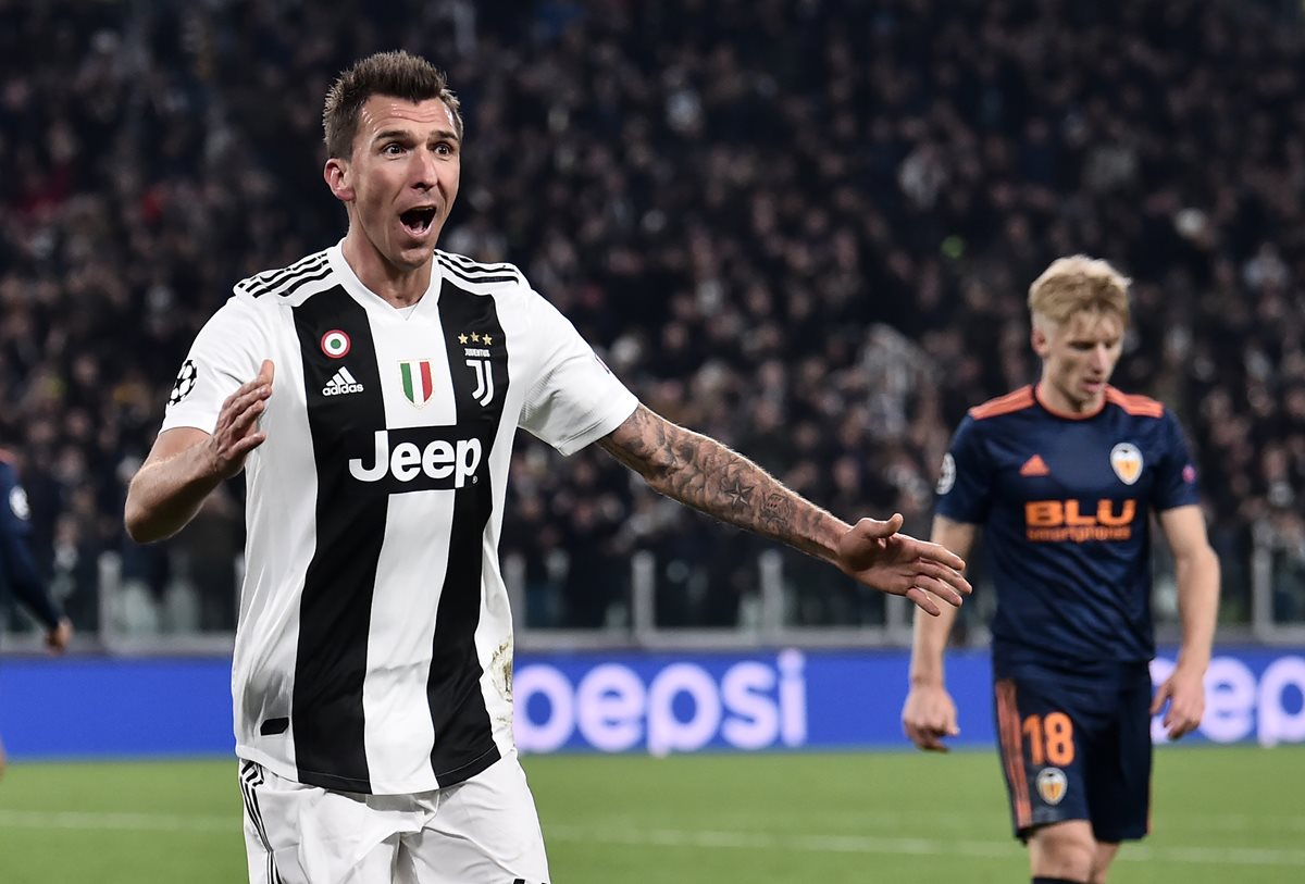 El delantero croata Mario Mandzukic celebró así después de anotar el gol que le dió la victoria a la Juventus sobre el Valencia. (Foto Prensa Libre: AFP)