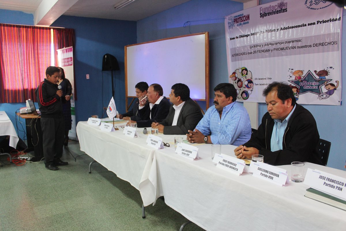Un joven realiza una pregunta a candidatos a la Alcaldía en Chimaltenango. (Foto Prensa Libre: Víctor Chamalé)