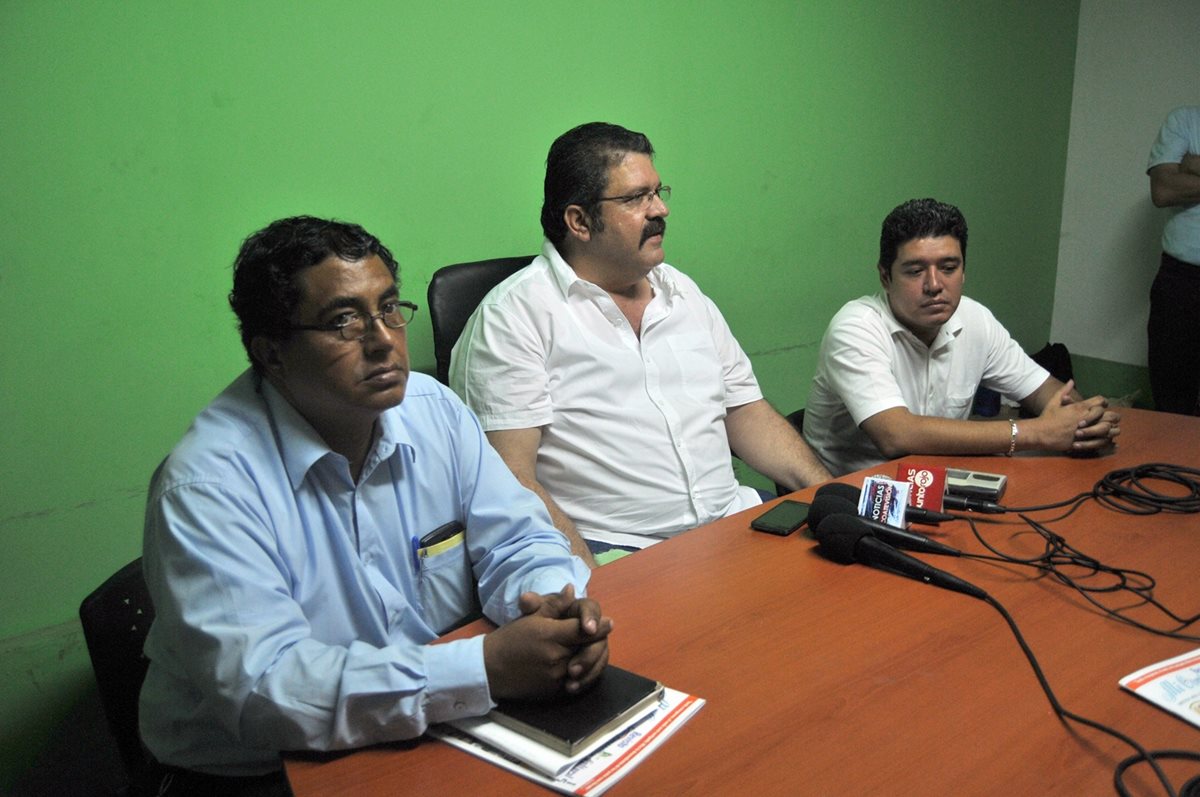 Alcalde electo de Coatepeque, Alfonso García-Juncos, durante la conferencia de prensa. (Foto Prensa Libre: Alexánder Coyoy)