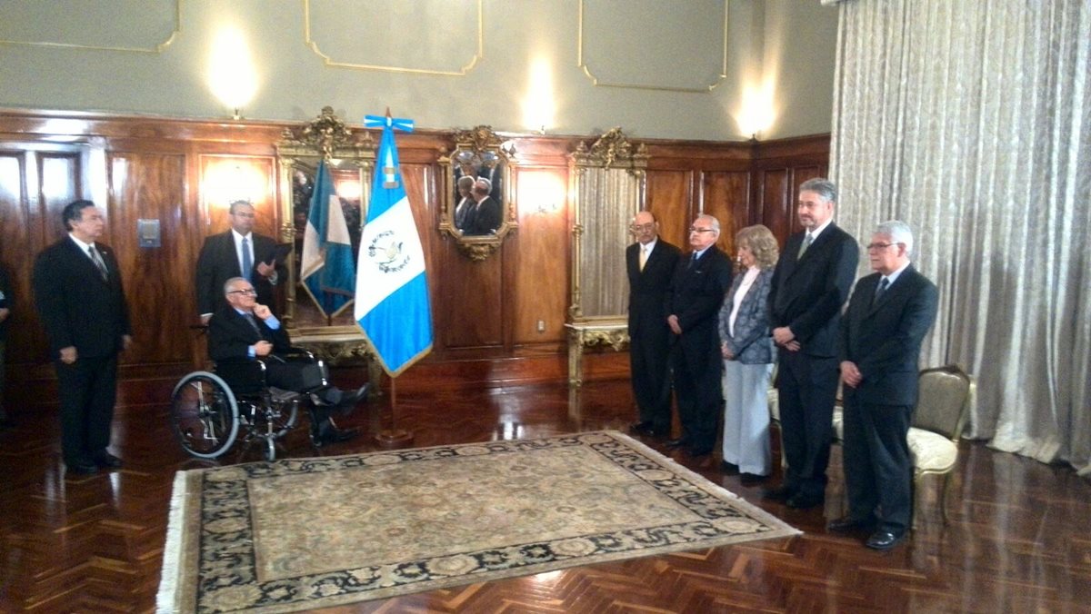 Maldonado, en silla de ruedas, toma el juramento de los nuevos ministros. (Foto Prensa Libre: Érick Ávila)