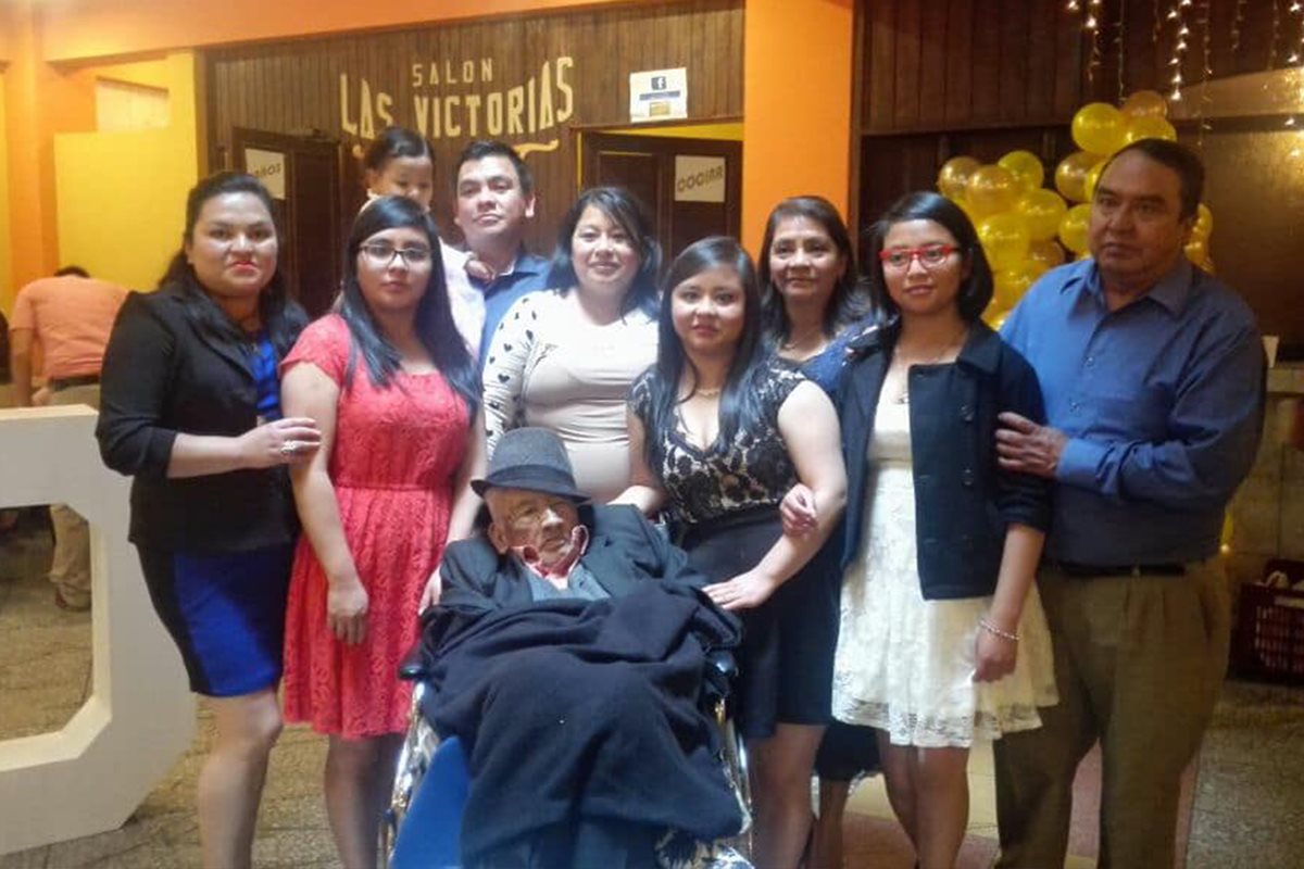A sus cien años Silvestre Domingo goza de buena salud y del cariño de su familia  