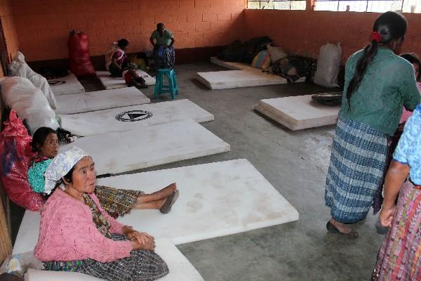 Varias familias pasan la noche en uno de los siete albergues  habilitados en Quetzaltenango.