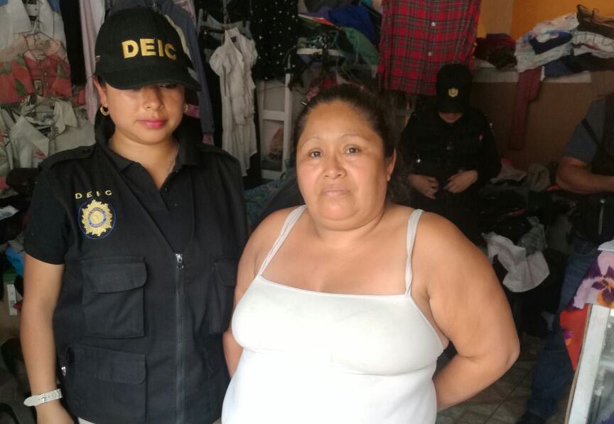 Gilda Nohemí Sicajá Juárez, atiende una paca en Amatitlán y desde ese lugar coordinaba la entrega de las menores de edad en hoteles que trabajan con ella. (Foto Prensa Libre: Érick Ávila)