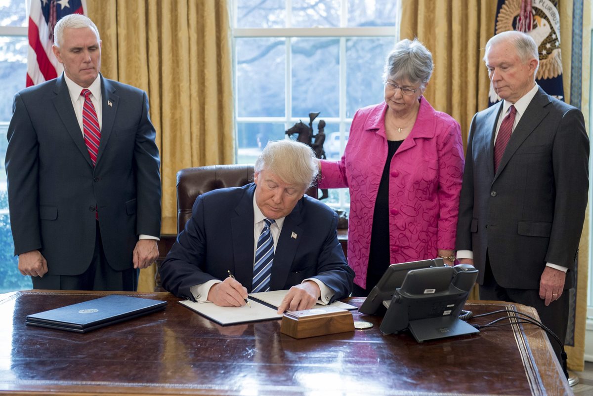 Trump firma decreto ejecutivo relacionada con el narcotráfico en Washington DC. (Foto Prensa Libre: AFP).