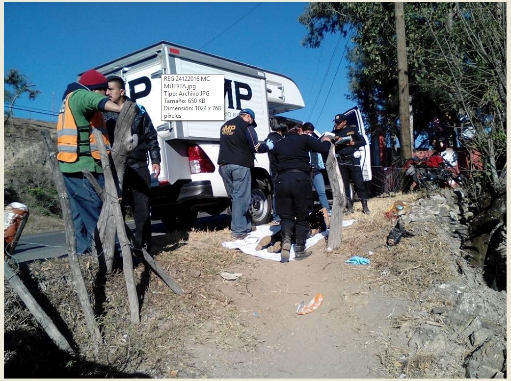 Autoridades examinan el cadáver de Lucía Lucas, encontrado el viernes en la zona 12 de Huehuetenango. (Foto Prensa Libre: Mike Castillo)