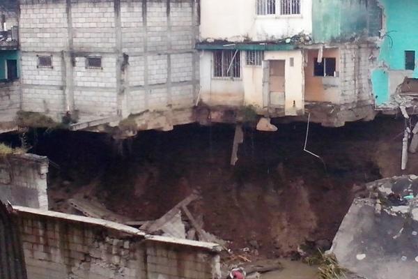 Río Platanitos en San Miguel Petapa destruye cinco viviendas debido a la lluvia. (Foto Prensa Libre: Zoila González)