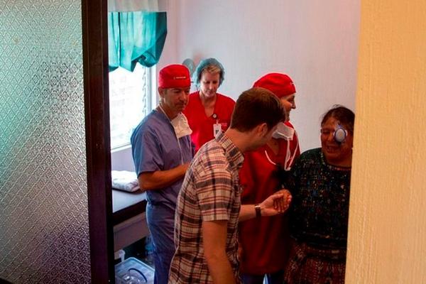 Médicos atienden a las personas en sede del Club de Leones de Salamá, Baja Verapaz. (Foto Prensa Libre: Carlos Grave)