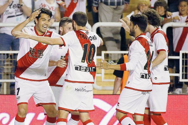 Los jugadores del Rayo Vallecano celebran el segundo frente al Getafe. (Foto Prensa Libre: EFE).