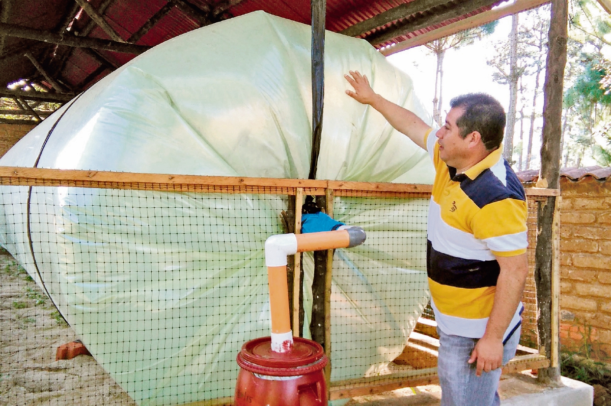 Bayron Velásquez, encargado del proyecto, muestra uno de los tres reservorios de biogás. (Foto Prensa Libre: César Peérez)