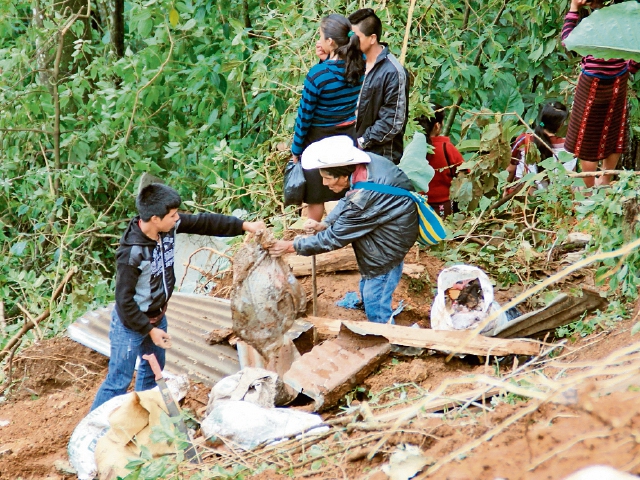 Vecinos de la aldea Palmira Nueva, La Libertad, Huehuetenango, fueron víctimas de un deslizamiento en agosto último. Vivir en ese lugar constituye un peligro. (Foto Prensa Libre: Mike Castillo)
