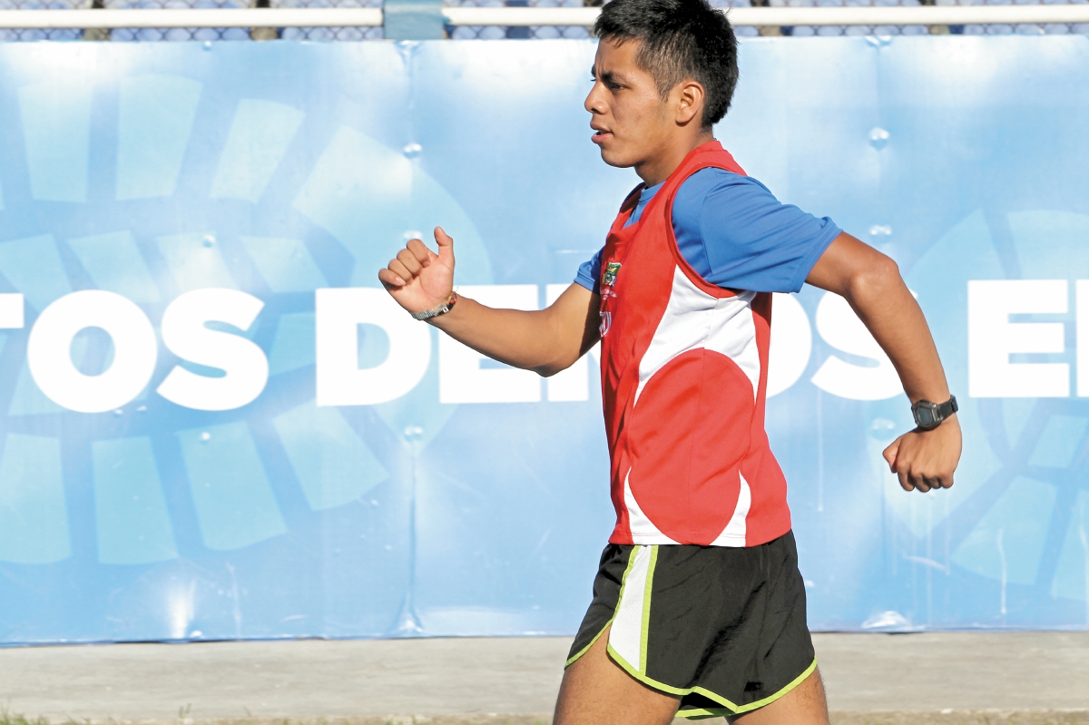 José María Raymundo durante uno de los entrenamientos en el estadio Mateo Flores. (Foto Prensa Libre: Fernando López R.)