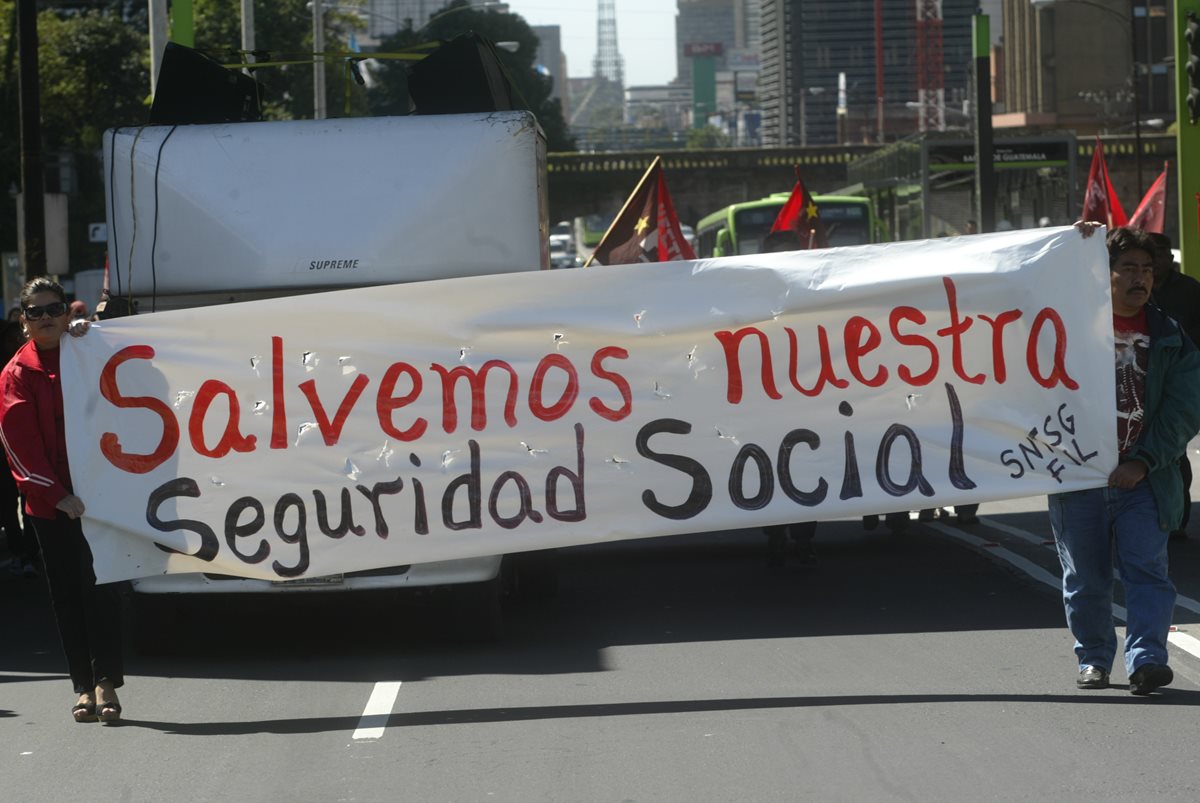 Sindicalistas de Salud protestan para que se incremente la inversión en salud y se frene la delincuencia. (Foto Prensa Libre: Hemeroteca PL)