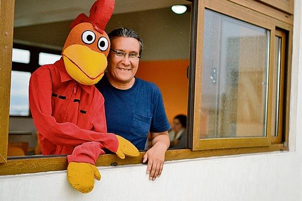 Raúl López, Colibrí,  comenzó con su proyecto de música infantil. (Foto Prensa Libre: Ángel Elías)