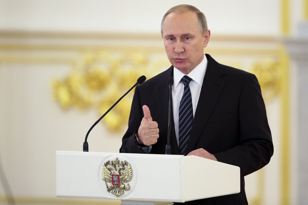 El presidente de Rusia, Vladimir Putin, durante su discurso en la ceremonia de reconocimientos a los atletas rusos que participaron en Río. (Foto Prensa Libre: AP)