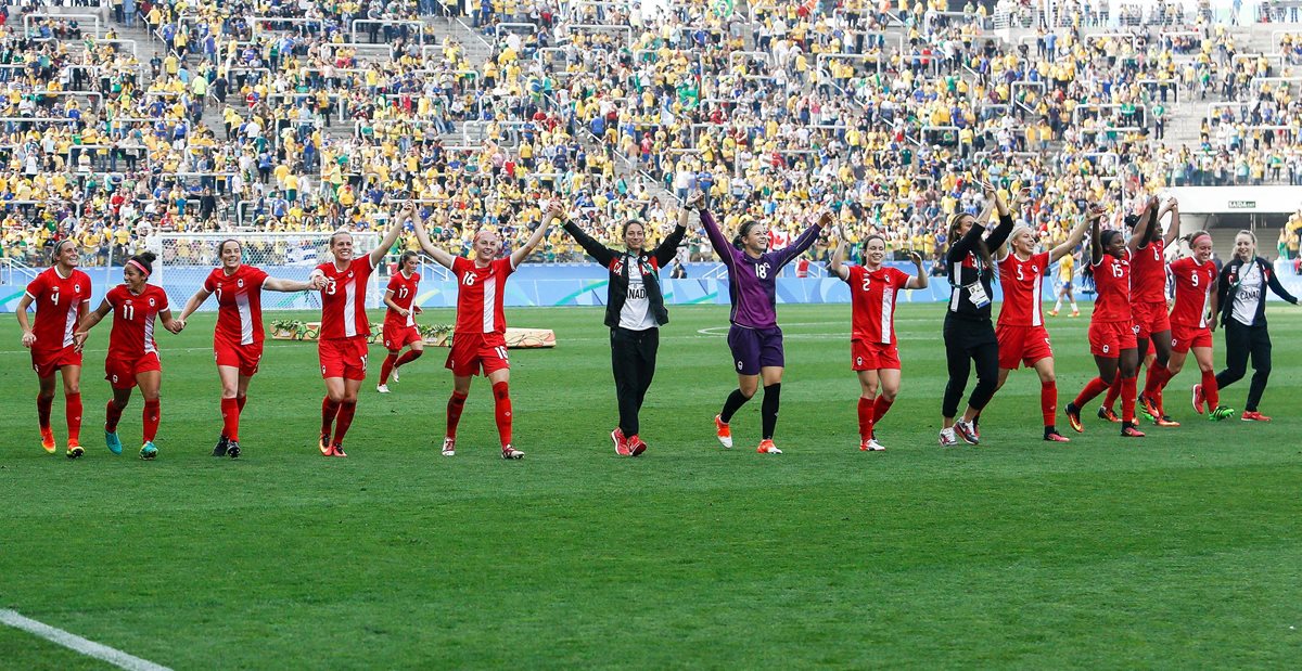 Las jugadoras canadienses festejan su histórico bronce, al derrotar a las anfitrionas brasileñas, en el duelo por el tercer lugar del futbol femenino olímpico (Foto Prensa Libre: AFP)