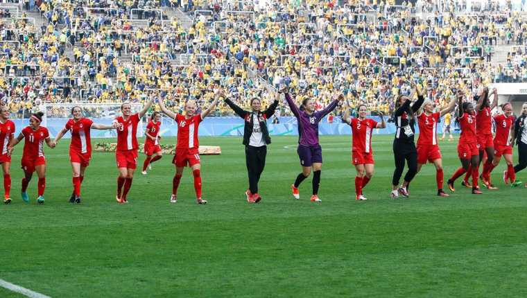 Las jugadoras canadienses festejan su histórico bronce, al derrotar a las anfitrionas brasileñas, en el duelo por el tercer lugar del futbol femenino olímpico (Foto Prensa Libre: AFP)